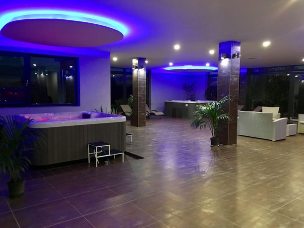 Imagen de la piscina del Hotel Garden Medical and Spa. Foto 19