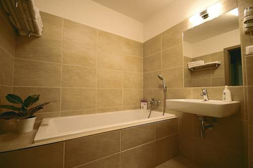 Imagen de la habitación del Hotel Garden Mezn&aacute;. Foto 12