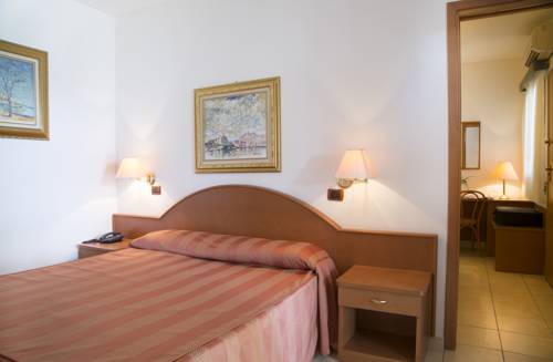 Imagen de la habitación del Hotel Garden Ripa. Foto 16