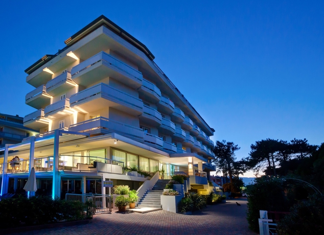 Imagen de los exteriores del Hotel Garden Sea. Foto 17