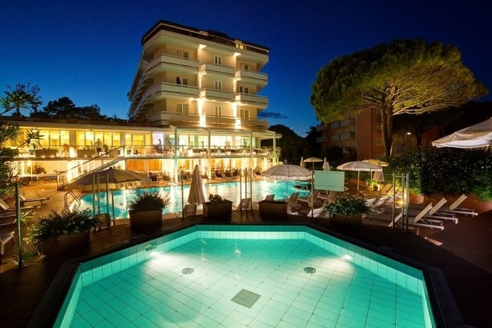 Imagen de los exteriores del Hotel Garden Sea. Foto 18