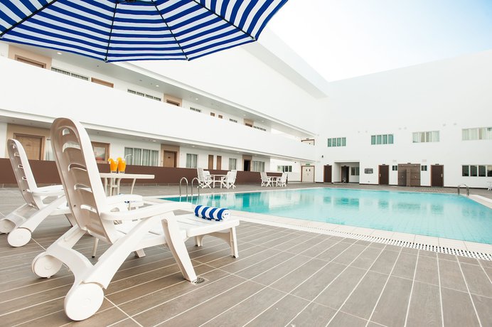 Imagen de la piscina del Hotel Garden Sentral. Foto 16