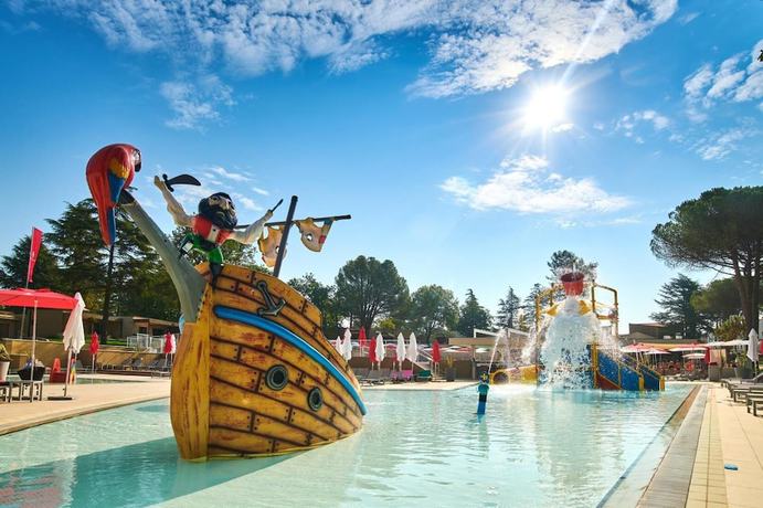 Imagen de la piscina del Hotel Garden Suites Park Plava Laguna. Foto 19