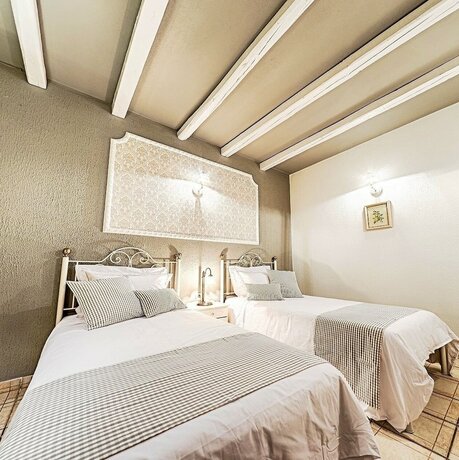 Imagen de la habitación del Hotel Garden Village. Foto 17