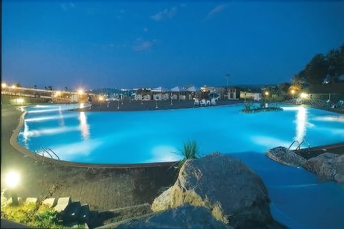 Imagen de la piscina del Hotel Garden Village San Marino. Foto 17