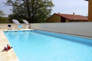 Imagen de la piscina del Hotel Garden and City Lyon Lissieu. Foto 10