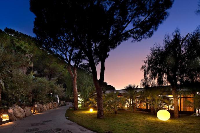 Imagen de los exteriores del Hotel Garden y Villas Resort. Foto 17