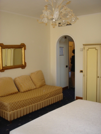 Imagen de la habitación del Hotel Gardena. Foto 5