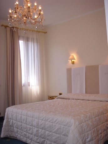 Imagen de la habitación del Hotel Gardena. Foto 6