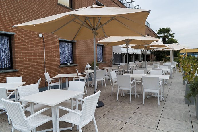 Imagen de los exteriores del Hotel Gardenia Fiera. Foto 10