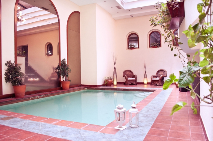 Imagen de la piscina del Hotel Gardi & Suites. Foto 12