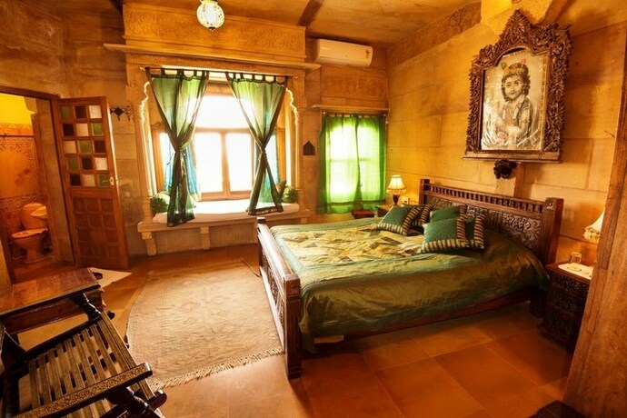 Imagen de la habitación del Hotel Garh Jaisal Haveli. Foto 25