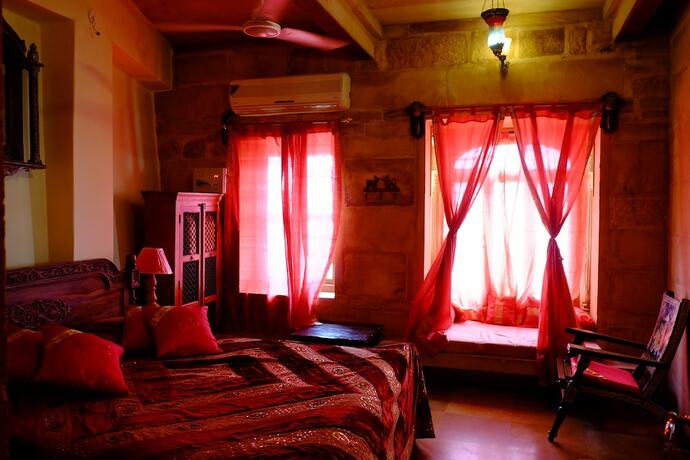 Imagen de la habitación del Hotel Garh Jaisal Haveli. Foto 26