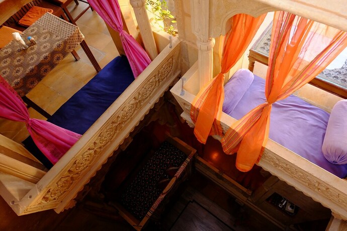 Imagen de la habitación del Hotel Garh Jaisal Haveli. Foto 27