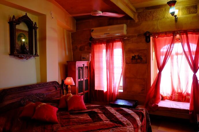 Imagen de la habitación del Hotel Garh Jaisal Haveli. Foto 30