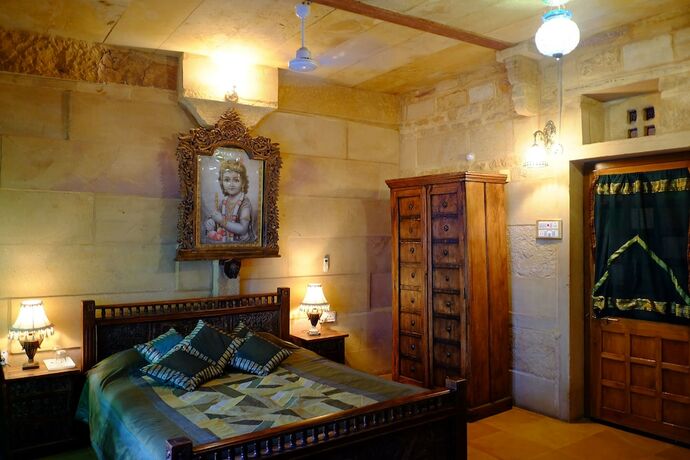 Imagen de la habitación del Hotel Garh Jaisal Haveli. Foto 33