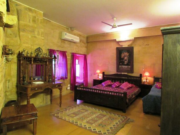 Imagen de la habitación del Hotel Garh Jaisal Haveli. Foto 35