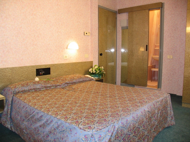Imagen de la habitación del Hotel Garibaldi, Mestre. Foto 8