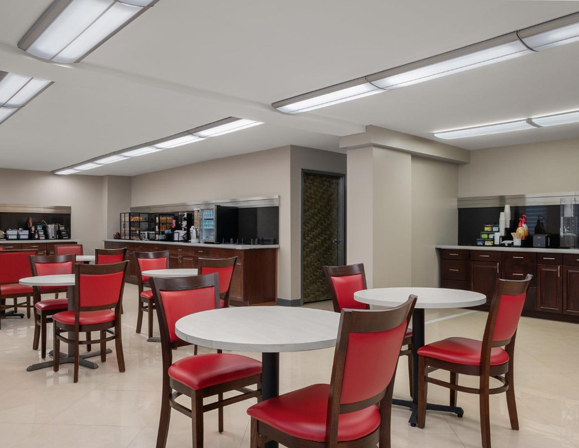 Imagen del bar/restaurante del Hotel Garner Hotel North Bergen - NYC Gateway by IHG, North Bergen. Foto 11