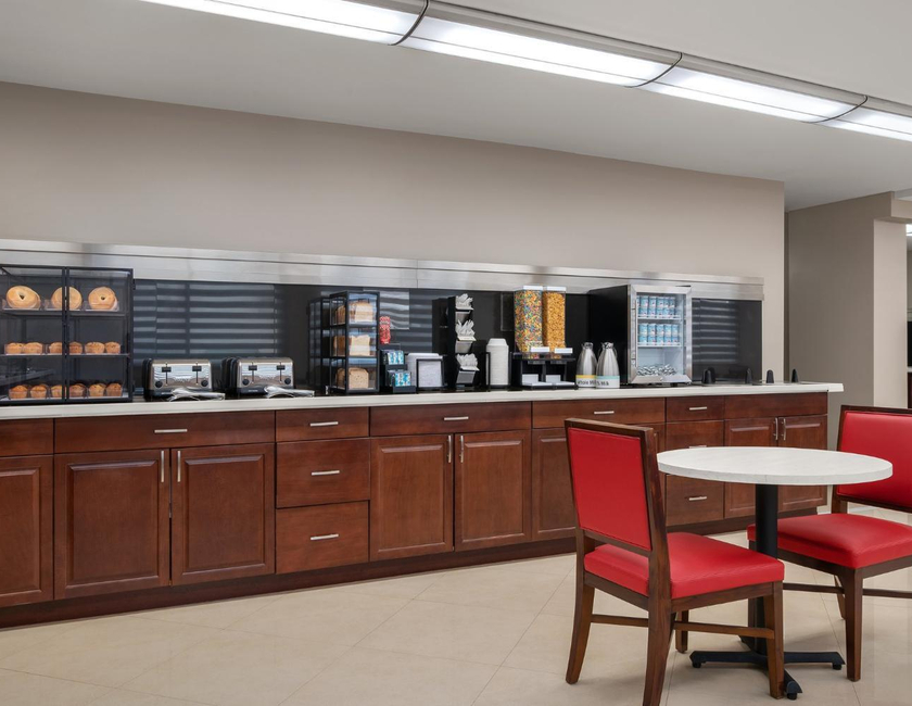 Imagen del bar/restaurante del Hotel Garner Hotel North Bergen - NYC Gateway by IHG, North Bergen. Foto 13