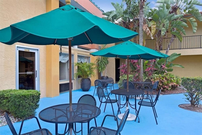 Imagen de los exteriores del Hotel Garnet Inn and Suites. Foto 3