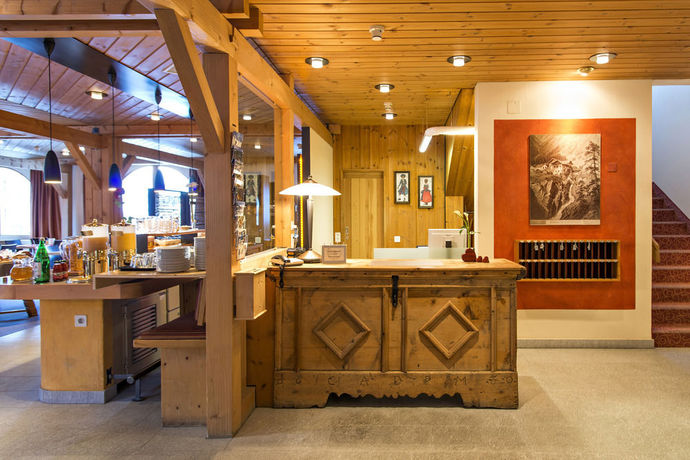 Imagen del bar/restaurante del Hotel Garni Chesa Mulin. Foto 4