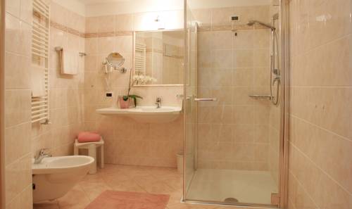 Imagen de la habitación del Hotel Garni La Majon. Foto 2