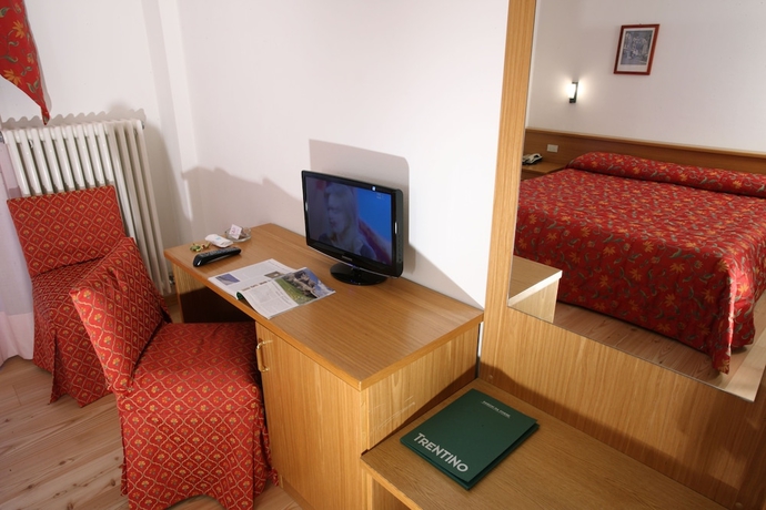 Imagen de la habitación del Hotel Garni Lago Nembia. Foto 9