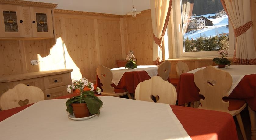 Imagen del bar/restaurante del Hotel Garni Planaces. Foto 2