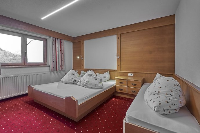 Imagen de la habitación del Hotel Garni Sch&ouml;nblick. Foto 17
