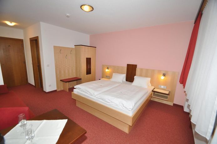 Imagen de la habitación del Hotel Garni Tirol. Foto 13