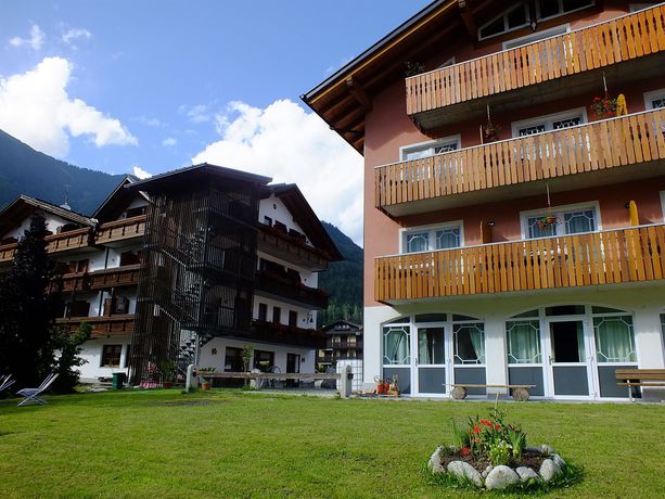 Imagen de los exteriores del Hotel Garn&iacute; Al Nardis. Foto 13