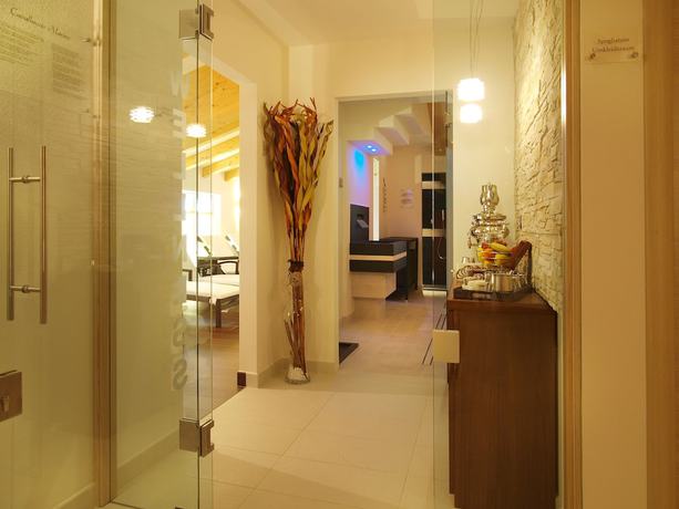 Imagen de la piscina del Hotel Garn&igrave; Corallo, Torbole Sul Garda. Foto 17