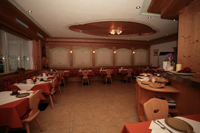 Imagen del bar/restaurante del Hotel Garn&igrave; Eden, Alba - D&egrave;lba. Foto 4