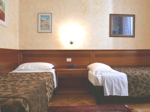 Imagen de la habitación del Hotel Garn&igrave; Riviera. Foto 9