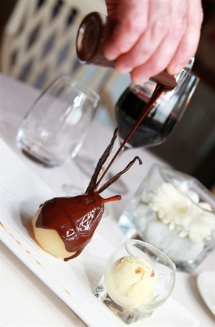 Imagen del bar/restaurante del Hotel Garrigae Abbey Of St Croix. Foto 6