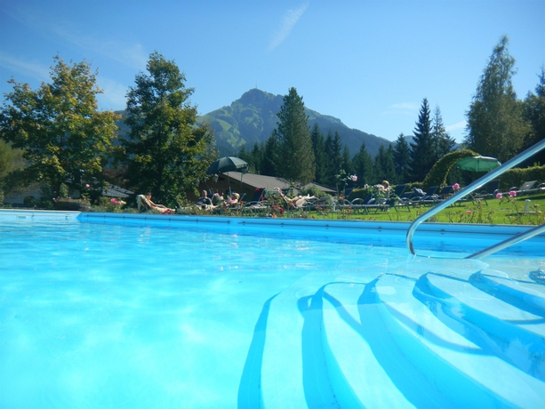 Imagen de la piscina del Hotel Gartenhotel Rosenhof Kitzbuehel. Foto 8