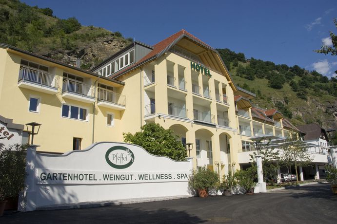 Imagen de la piscina del Hotel Gartenhotel and Weingut Pfeffel D&uuml;rnstein. Foto 16