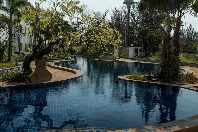 Imagen de la piscina del Hotel Gassan Panorama Golf Club. Foto 15
