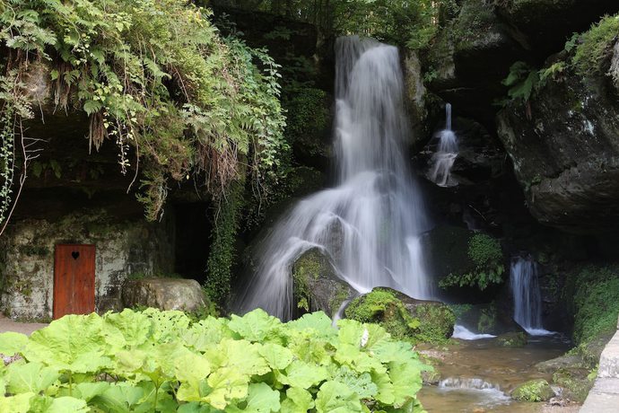 Imagen de los exteriores del Hotel Gastst&auml;tte and Pension Lichtenhainer Wasserfall. Foto 18