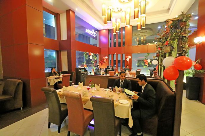 Imagen del bar/restaurante del Hotel Gateway Grandeur. Foto 2