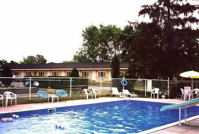 Imagen de la piscina del Hotel Gateway Motel, Gananoque. Foto 3