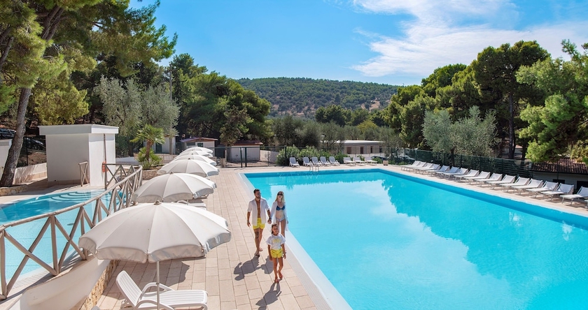 Imagen de la piscina del Hotel Gattarella Family Resort - Self-catering Accommodations In The Pinewood. Foto 18