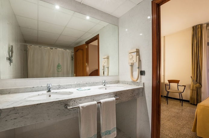 Imagen de la habitación del Hotel Gaudí, Reus. Foto 14