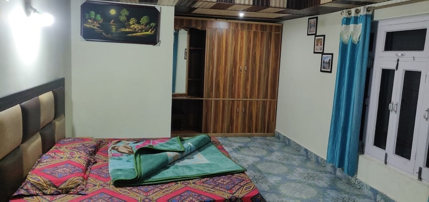 Imagen de la habitación del Hotel Gautam Khajjiar. Foto 11