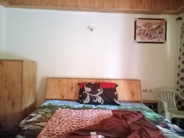 Imagen de la habitación del Hotel Gautam Khajjiar. Foto 13