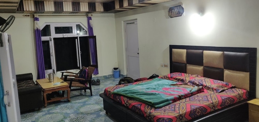 Imagen de la habitación del Hotel Gautam Khajjiar. Foto 14