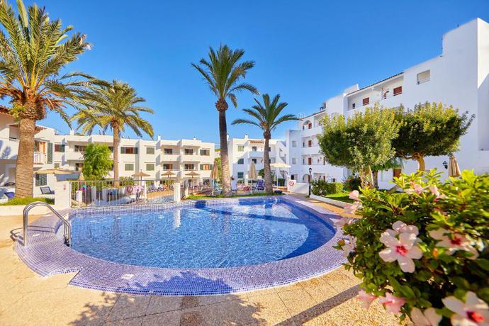 Imagen de la piscina del Hotel Gavimar Cala Gran Costa Sur & Resort. Foto 19