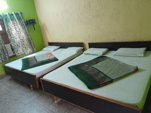 Imagen de la habitación del Hotel Gayatri Guest House Haridwar Near Railway Station - Ganga Ghat - Best in Haridwar. Foto 16