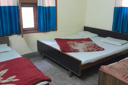 Imagen de la habitación del Hotel Gayatri Guest House Haridwar Near Railway Station - Ganga Ghat - Best in Haridwar. Foto 18